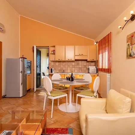 Strandnahe Mit Uberdachtem Balkon Und Garten Apartman Fazana