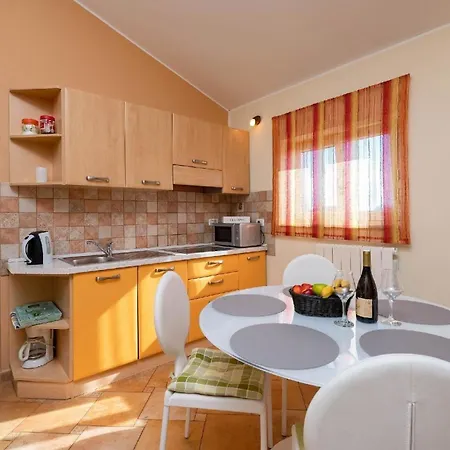 Strandnahe Mit Uberdachtem Balkon Und Garten Фажана