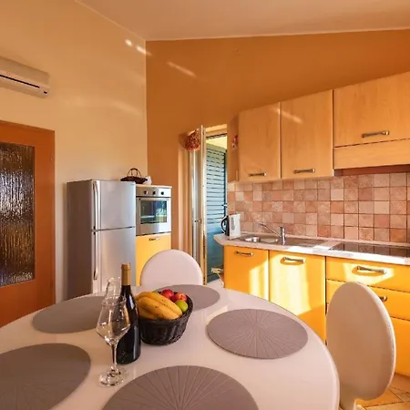Strandnahe Mit Uberdachtem Balkon Und Garten Apartman