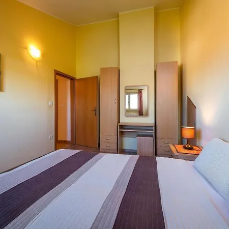 Strandnahe Mit Uberdachtem Balkon Und Garten Apartman *