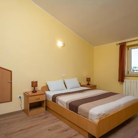 Strandnahe Mit Uberdachtem Balkon Und Garten Fazana