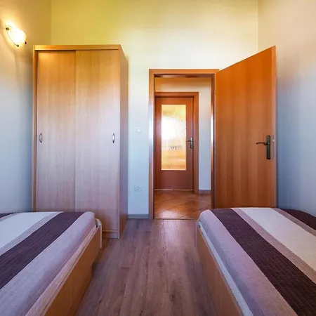 Appartement Strandnahe Mit Uberdachtem Balkon Und Garten Fažana