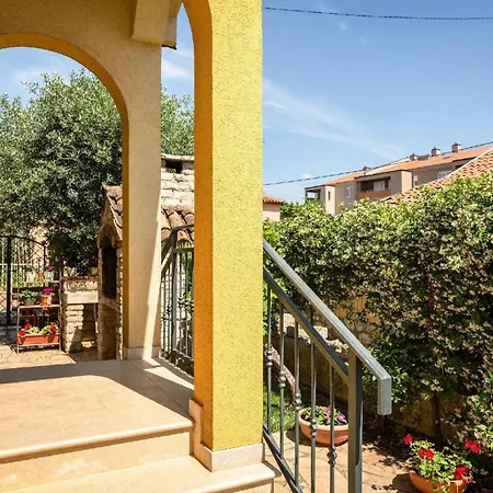 Strandnahe Mit Uberdachtem Balkon Und Garten Fažana